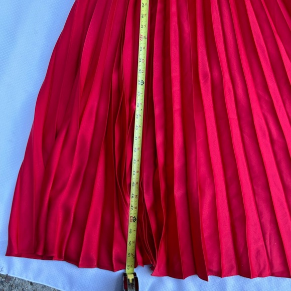 Lady in Red…Showstopper!!! Very Valentino. - Picture 16 of 16